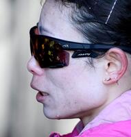 涙を流しながら取材を受ける松田瑞生（撮影・中田匡峻）