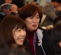 記者会見に姿を見せる有森裕子さん（右）と高橋尚子さん（撮影・中田匡峻）