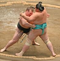 安青錦（左）が寄り切りで琴桜を破る