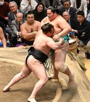 安青錦（左）は寄り切りで琴桜を破る