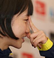 質問の答えを考える矢田みくに（撮影・中田匡峻）