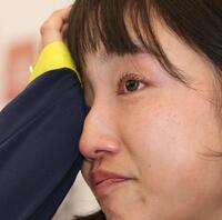 会見中、涙を流す矢田みくに（撮影・中田匡峻）