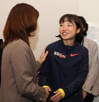 記者会見後、高橋尚子さん（左）と言葉を交わす矢田みくに（撮影・中田匡峻）