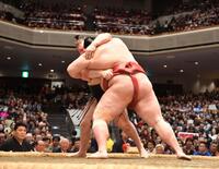 熱海富士（手前）を首投げで下し優勝を決めた安青錦（撮影・開出牧）