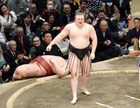 優勝決定戦で熱海富士（後方）を首投げで下し、２場所連続優勝を決めた安青錦