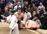 熱海富士（右）を首投げで下し、優勝を決めた安青錦（撮影・佐藤厚）