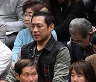 土俵だまりで観戦するはなわ（撮影・佐藤厚）