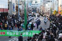 オープンカーでパレードする青学大の選手ら（撮影・西岡正）