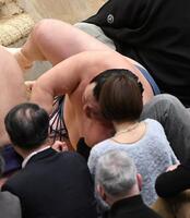 土俵から吹き飛ばされる玉鷲。手前の女性は畑野ひろ子