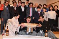 祝勝会で大杯を手に笑顔の安青錦（中央）。右は安治川親方、左は女将の杉野森絵莉さん（撮影・開出牧）