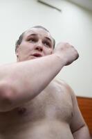 優勝決定戦で熱海富士を下し２場所連続優勝を飾った安青錦は支度部屋で顔の汗をぬぐう（代表撮影）