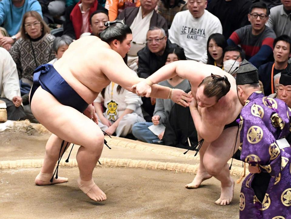 　安青錦（右）を押し倒しで下した大の里（撮影・佐藤厚）