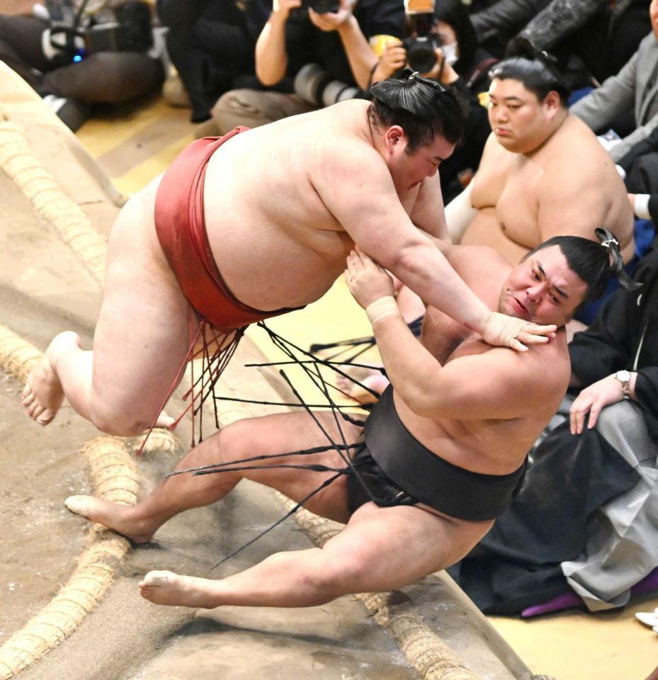 　浴びせ倒しで霧島（右）を破る熱海富士（撮影・斉藤直己）