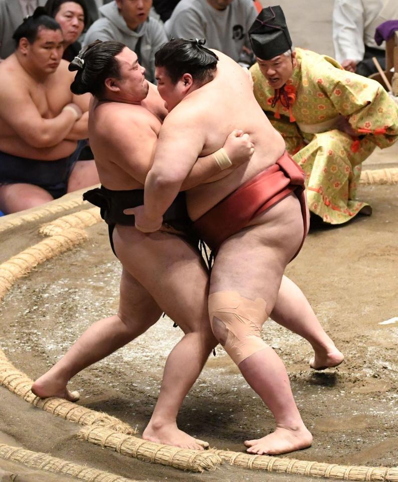 霧島（左）との３敗対決に勝利した熱海富士（撮影・佐藤厚）
