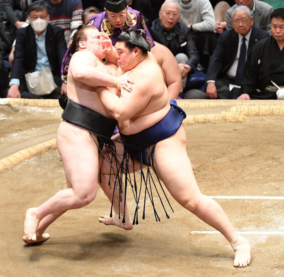 安青錦（左）を押し倒しで下した大の里（撮影・開出牧）