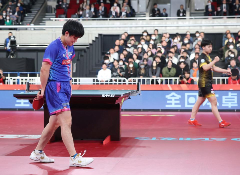 松島輝空（右）に準決勝で敗れた張本智和（撮影・石井剣太郎）