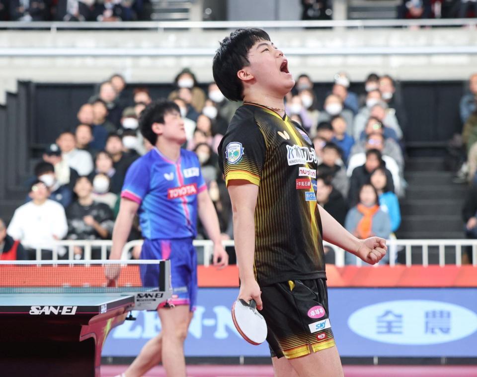 張本智和（奥）を破り、決勝進出を決めた松島輝空（撮影・石井剣太郎）