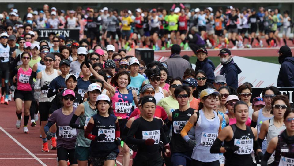 一斉に走り出す選手たち（撮影・中田匡峻）