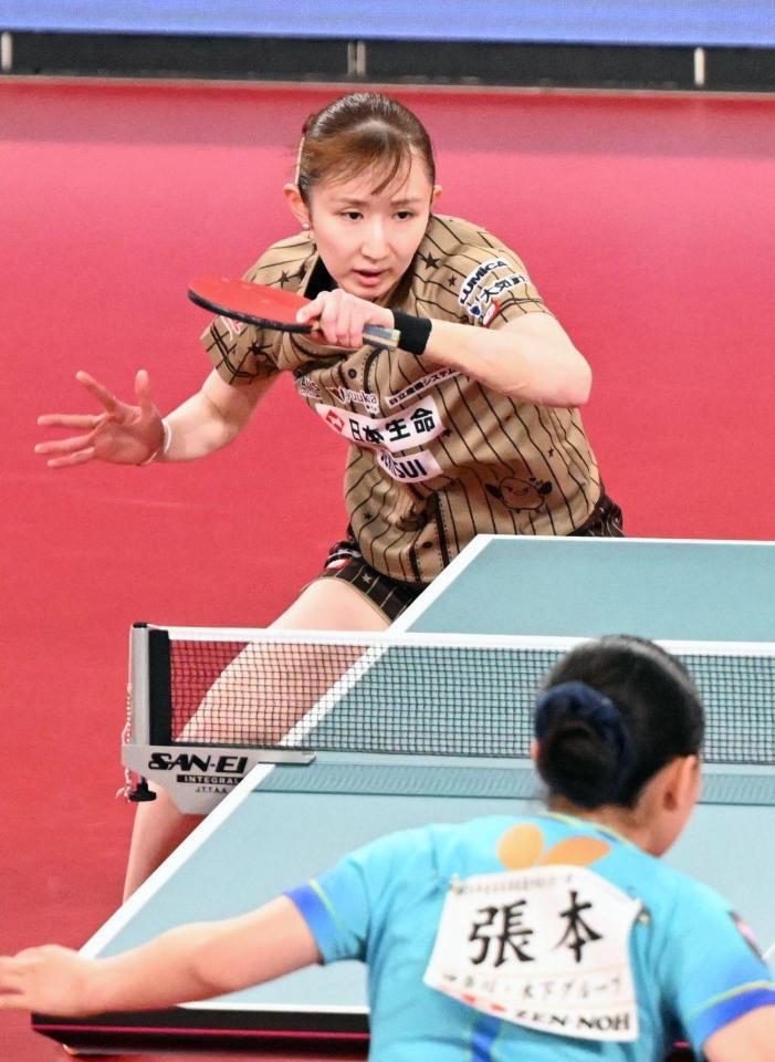 女子シングルス決勝、ショットを放つ早田ひな