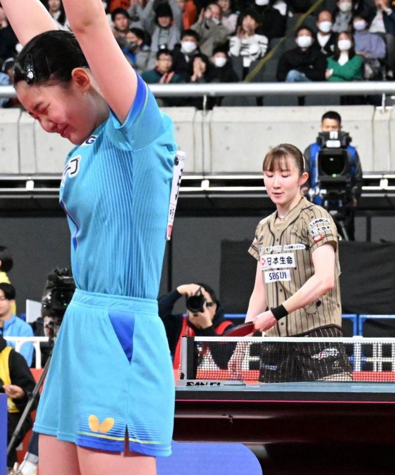 女子シングルス決勝、張本美和（手前）に敗れて悔しさをにじませる早田ひな