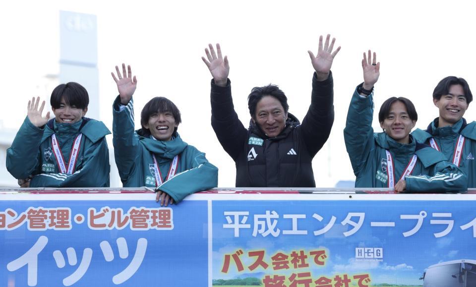 優勝報告会で手を振る青学大の原監督（中央）と黒田朝日（左から２人目）
