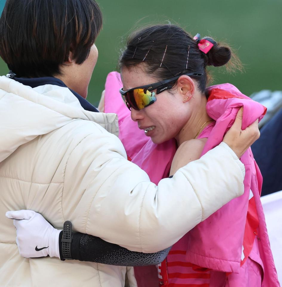 ７位でゴールした松田瑞生（右）＝撮影・中田匡峻