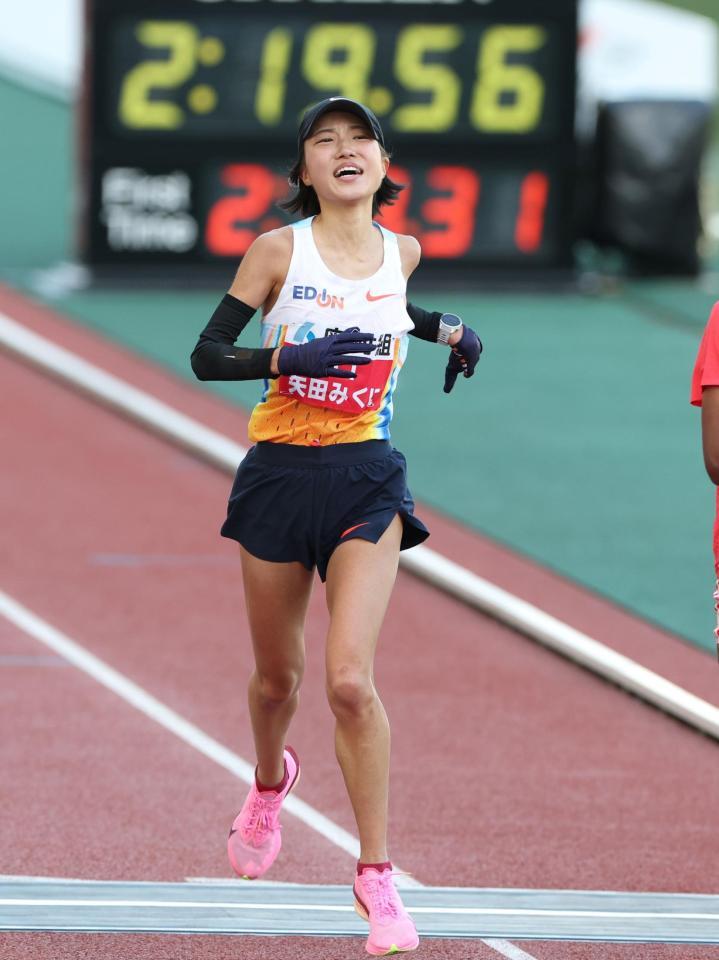 ４位でゴールした矢田みくに（撮影・中田匡峻）