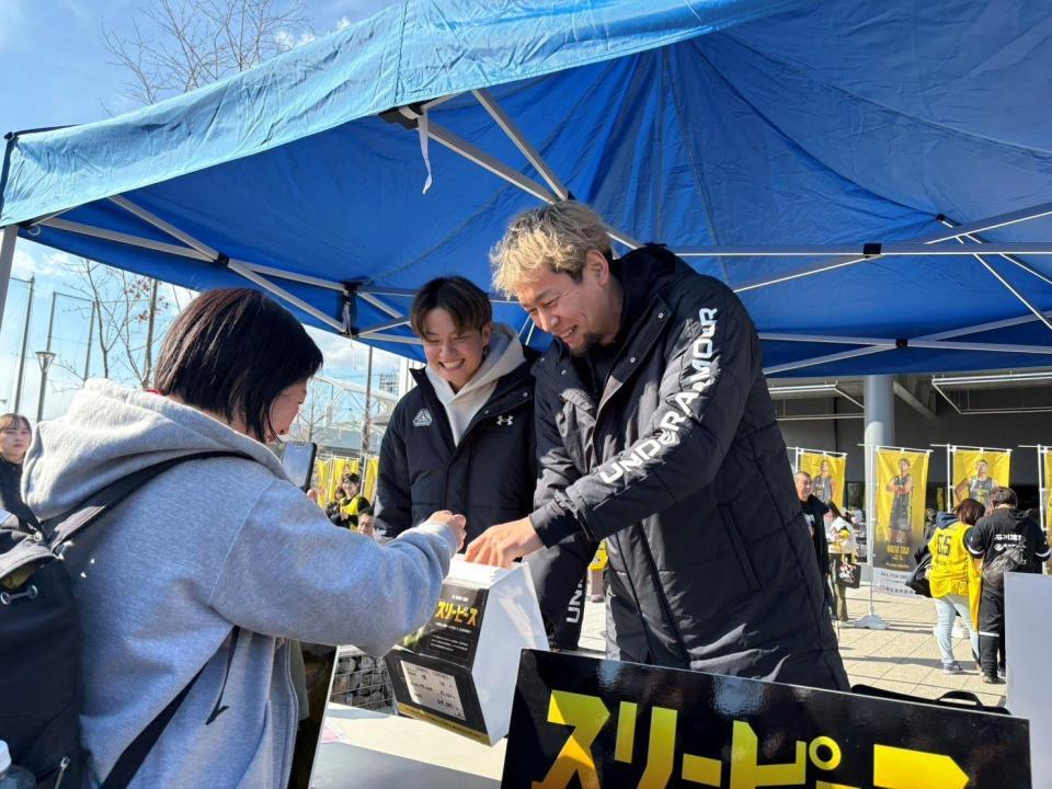 試合前に募金活動を行った辻直人（中央）と谷口大智（右）