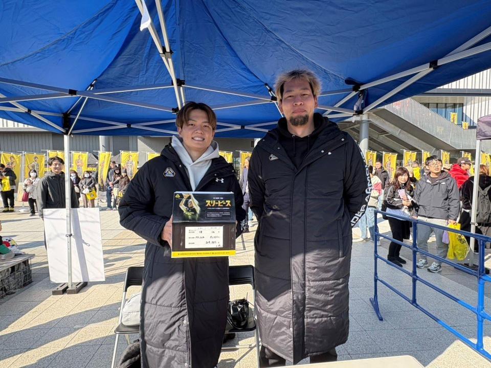 試合前に募金活動を行った辻直人（左）と谷口大智