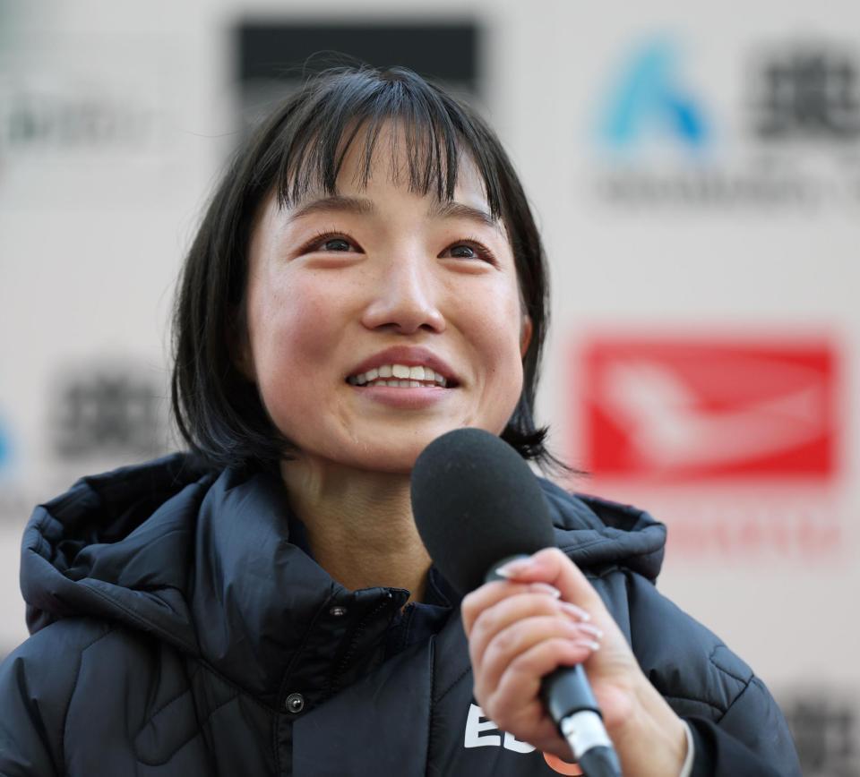 笑顔でインタビューを受ける矢田みくに（撮影・中田匡峻）