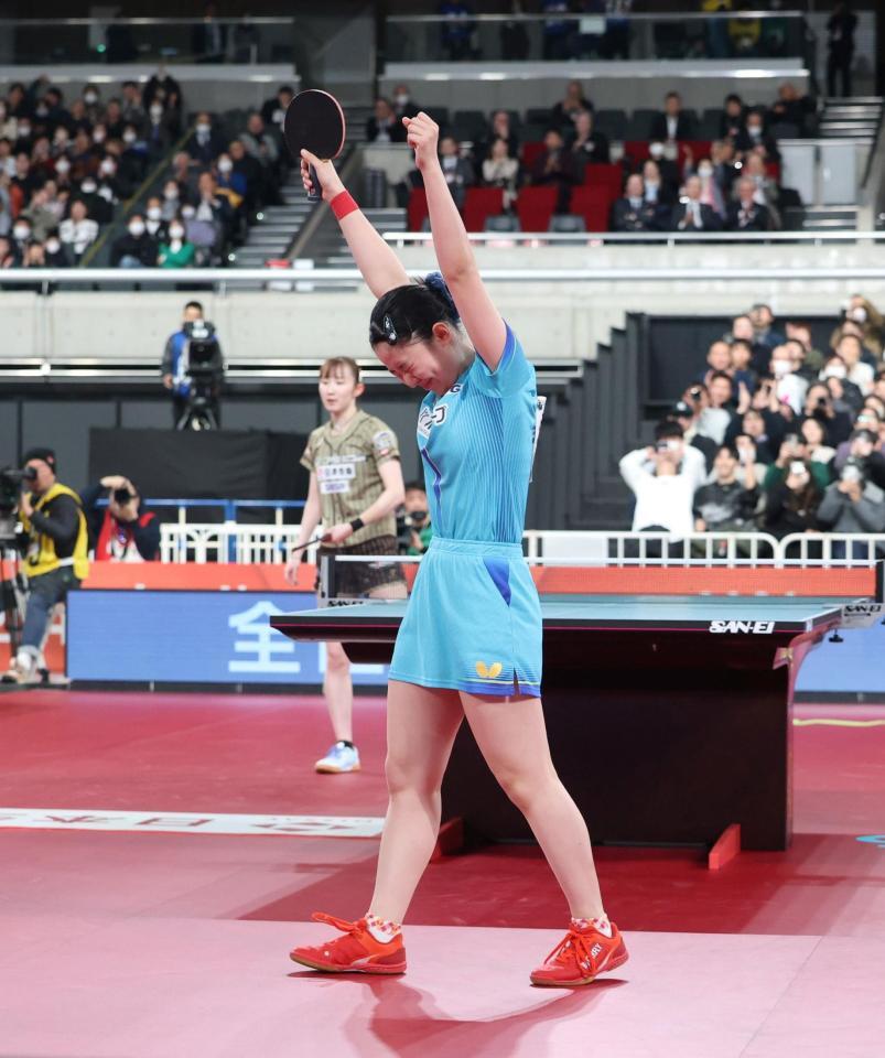 早田ひな（奥）を破り優勝を決め喜ぶ張本美和（撮影・石井剣太郎）