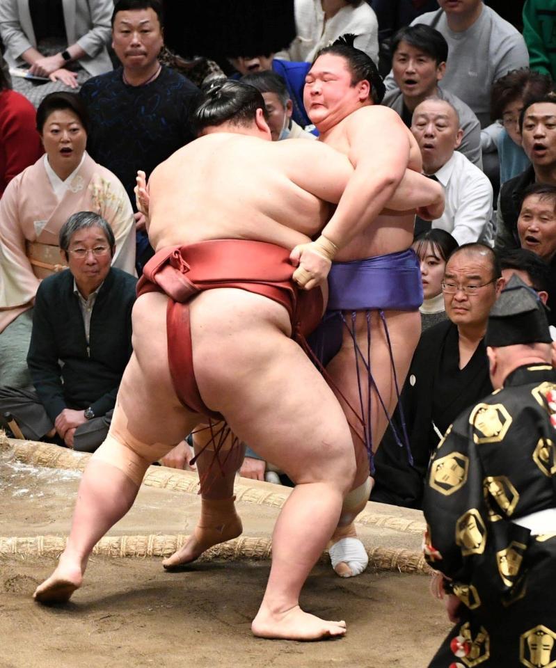 欧勝海（右）を寄り切りで破った熱海富士（撮影・佐藤厚）