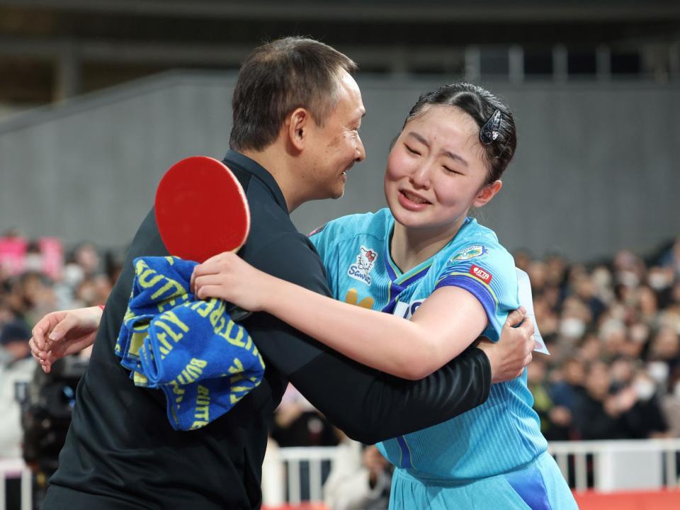 優勝し、喜ぶ張本美和（右）と父・宇さん（撮影・石井剣太郎）