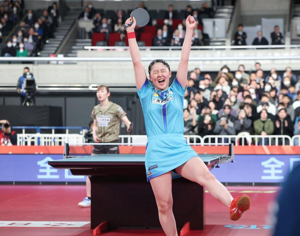 早田ひな（奥）を破り優勝を決め喜ぶ張本美和（撮影・石井剣太郎）