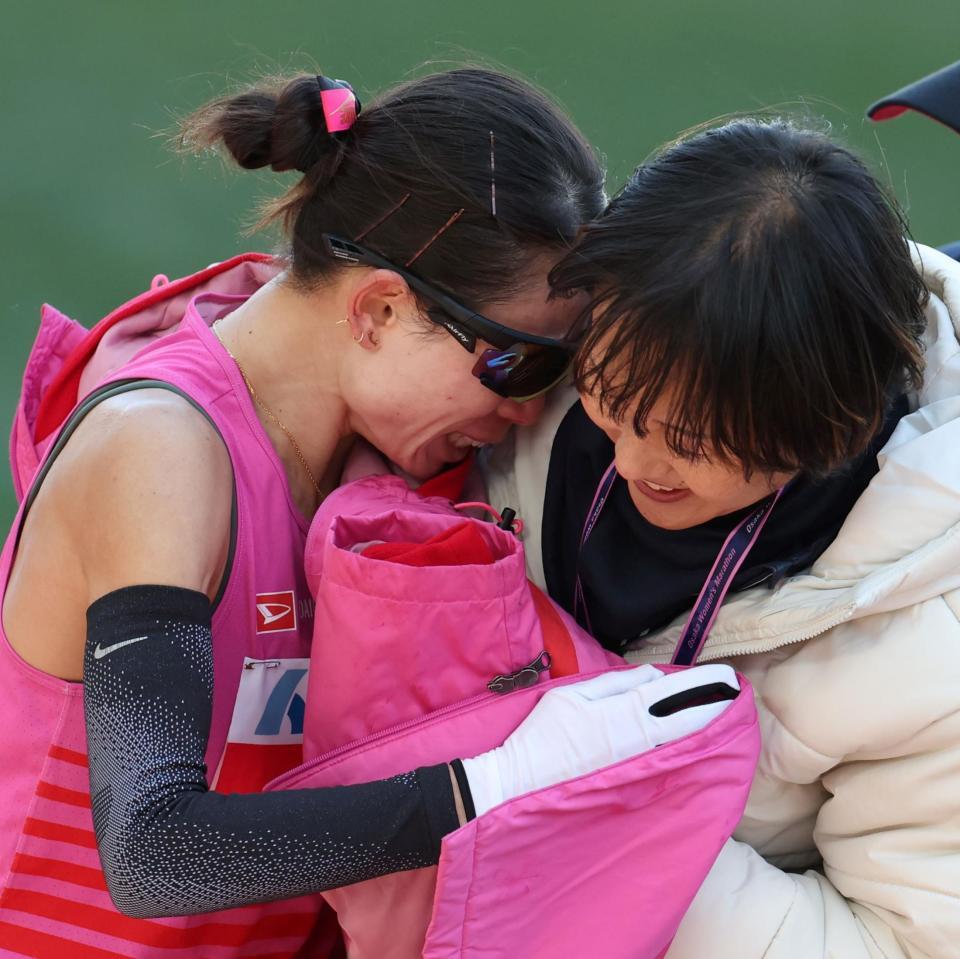 ７位でゴールした松田瑞生（左）＝撮影・中田匡峻