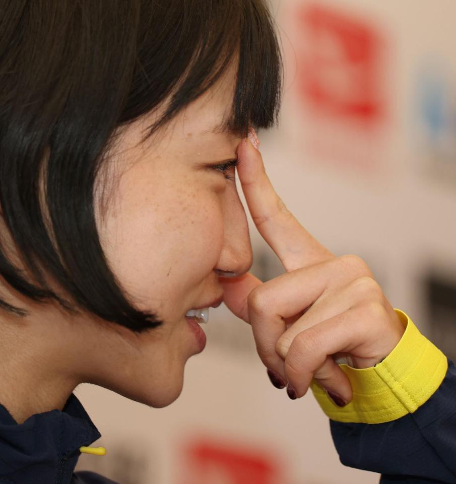 質問の答えを考える矢田みくに（撮影・中田匡峻）