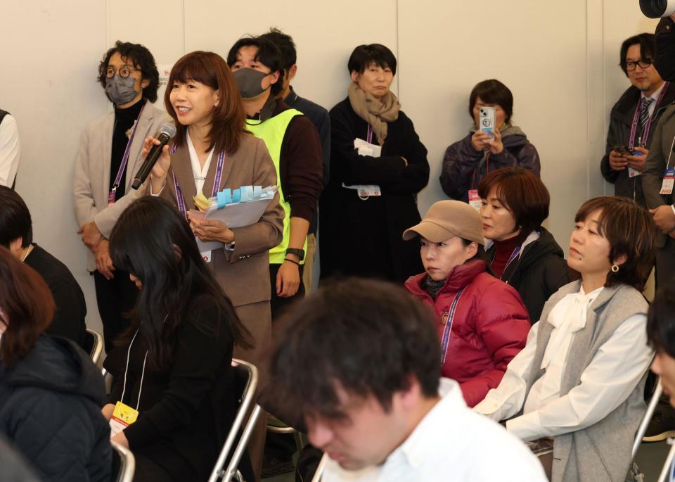 会見で質問をする高橋尚子さん（左）＝撮影・中田匡峻