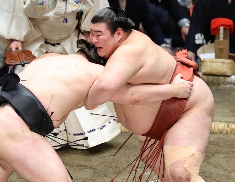 優勝決定戦、安青錦（左）と攻め合う熱海富士