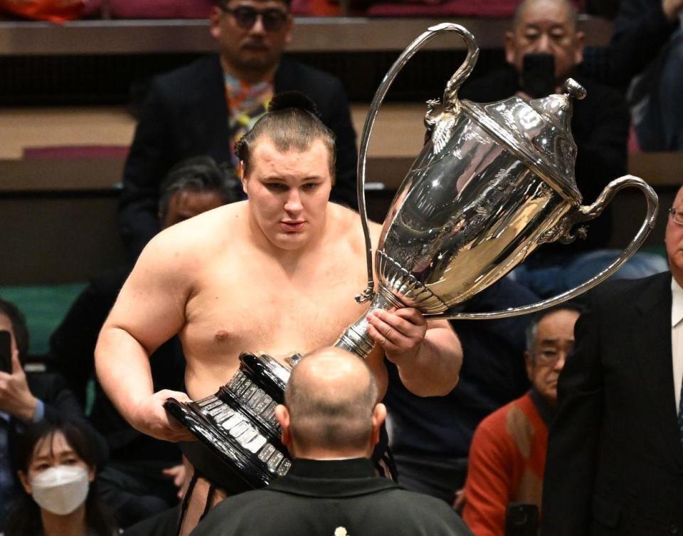 大相撲初場所で優勝を果たし、賜杯を手にする安青錦
