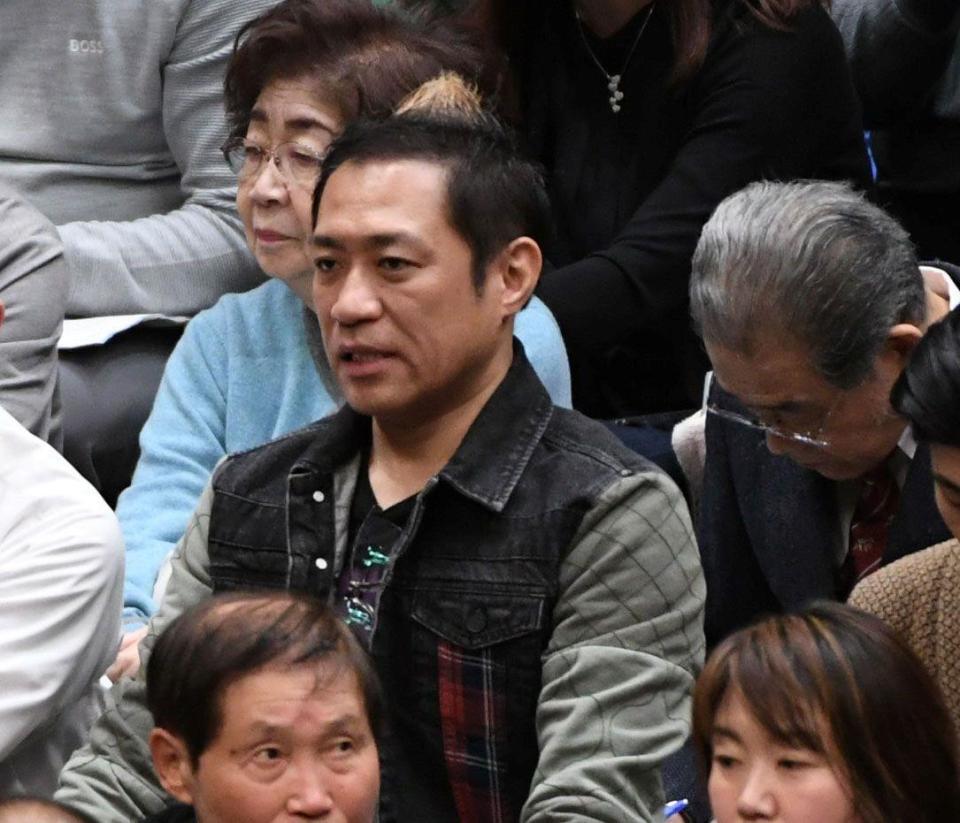 土俵だまりで観戦するはなわ（撮影・佐藤厚）