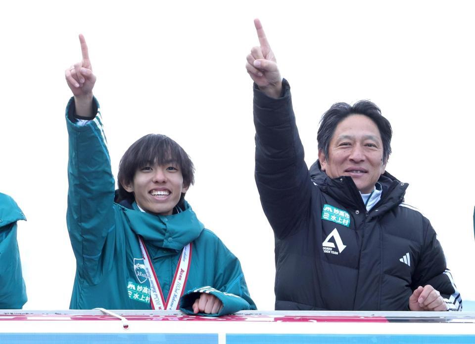 優勝報告会でポーズを決める青学大・黒田朝日（左）と原晋監督（撮影・西岡正）