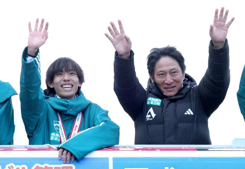 優勝報告会で手を振る青学大・黒田朝日（左）と原晋監督（撮影・西岡正）