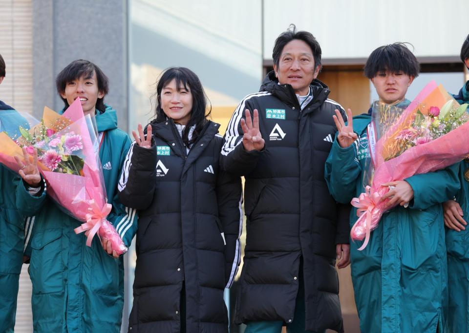 ポーズをとる（左から）黒田朝日、原美穂さん、原晋監督、石川浩輝（撮影・西岡正）