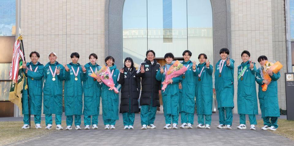 ３連覇のポーズを決める（左から）小河原、飯田、宇田川、平松、黒田、原美穂さん、原晋監督、石川、佐藤愛、塩出、佐藤有、折田、徳澄（撮影・西岡正）