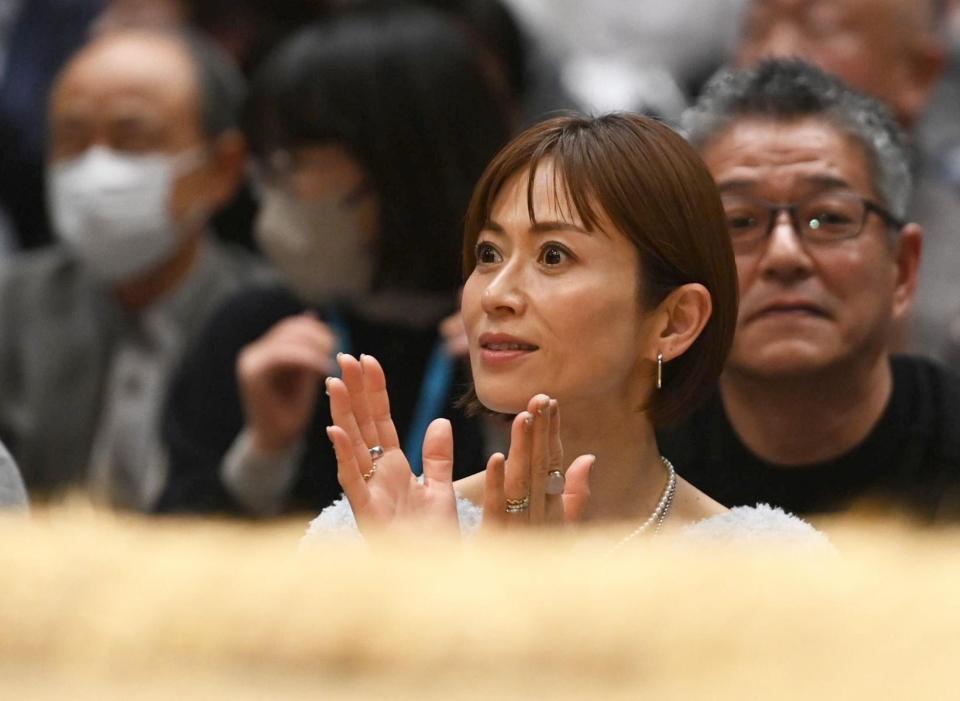 砂かぶりで千秋楽を観戦する畑野ひろ子（撮影・開出牧）