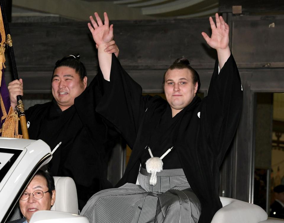 旗手を務める若元春（左）の横でバンザイする安青錦（撮影・佐藤厚）