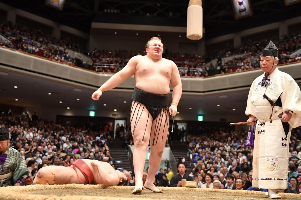 熱海富士（後方）を豪快な首投げで下し優勝した安青錦（撮影・開出牧）