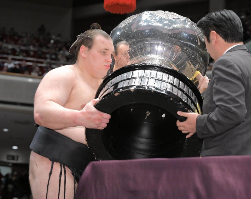 ２場所連続優勝を果たし内閣総理大臣杯を受け取る安青錦（代表撮影）