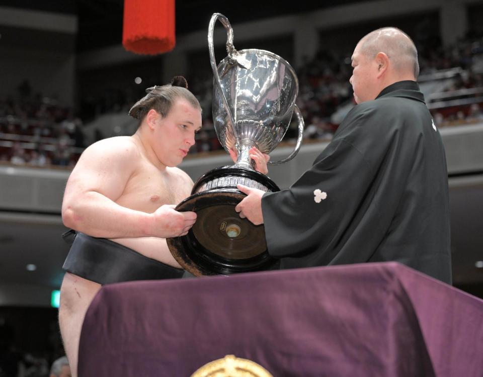 ２場所連続優勝を果たし八角理事長（右）から賜杯を受け取る安青錦（代表撮影）