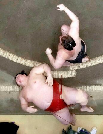 　優勝決定戦で熱海富士（下）が首投げで安青錦に敗れる
